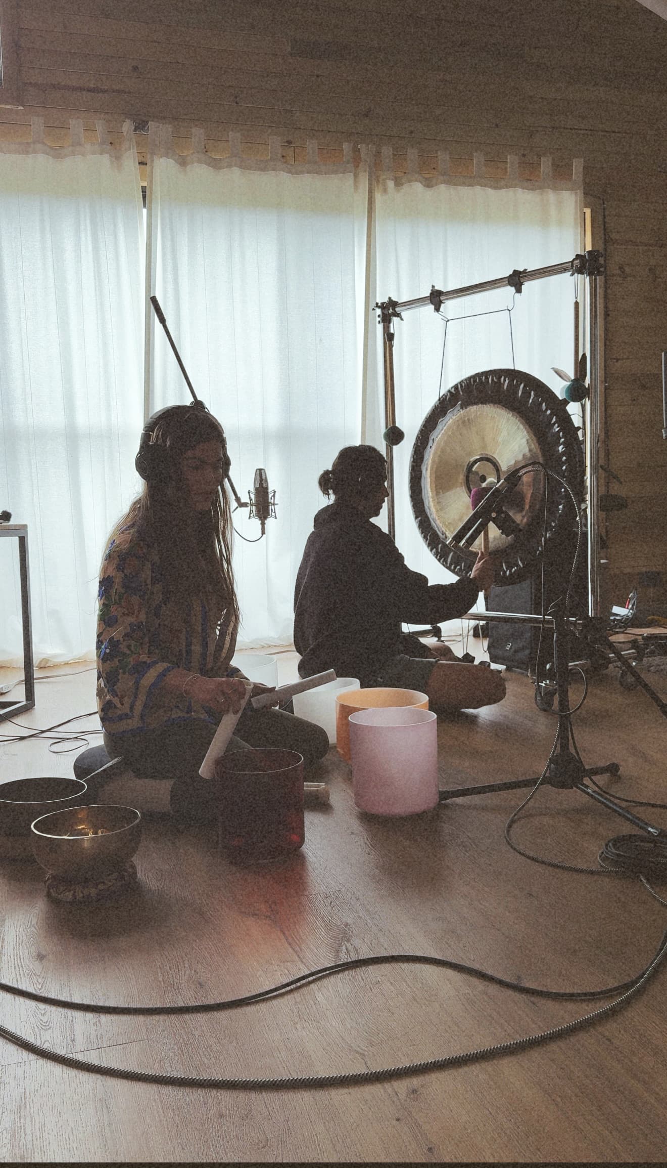 María Luisa y Felipe tocando cuencos de cristal y gong en el estudio