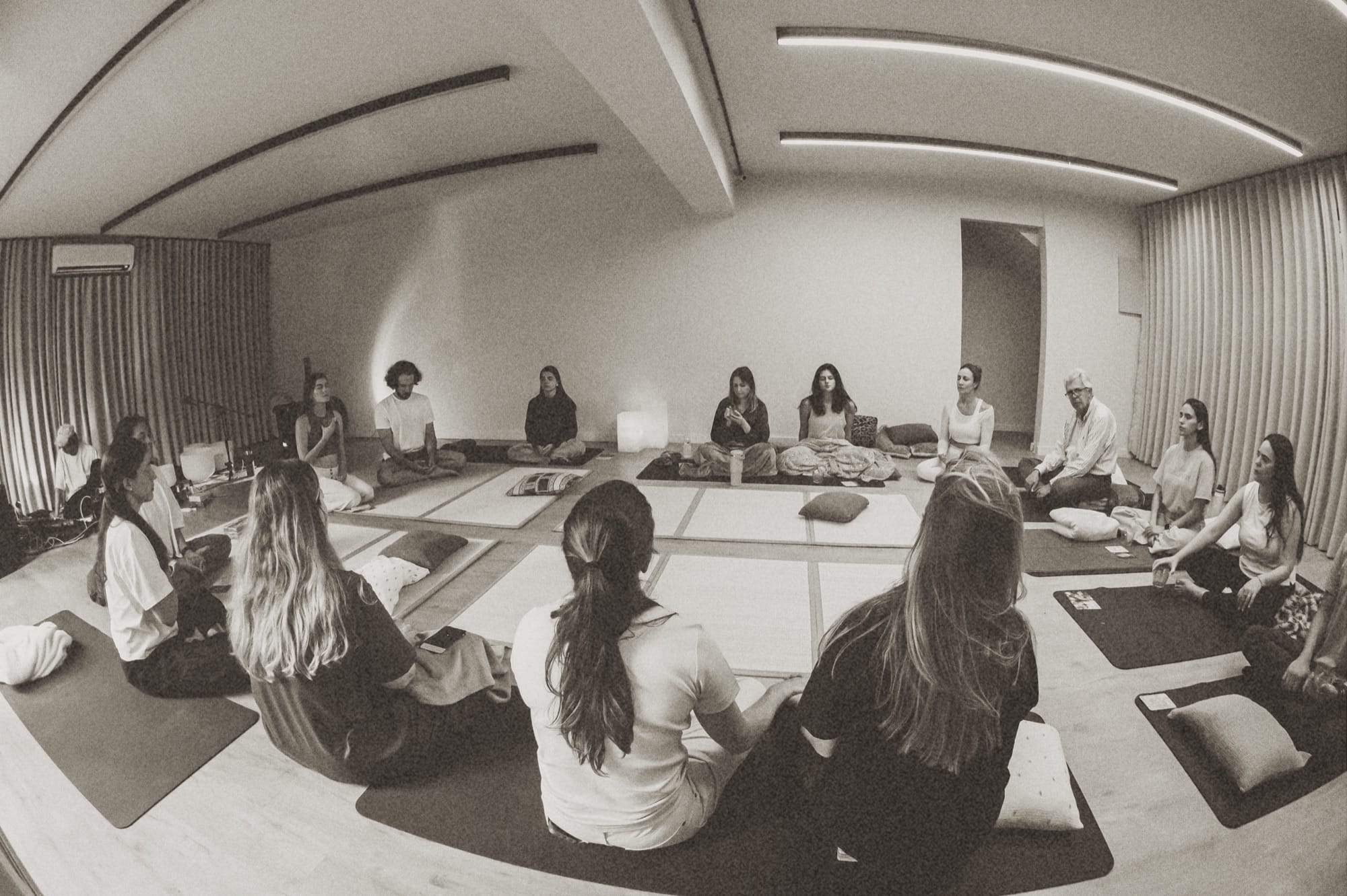 Círculo grupal en meditación