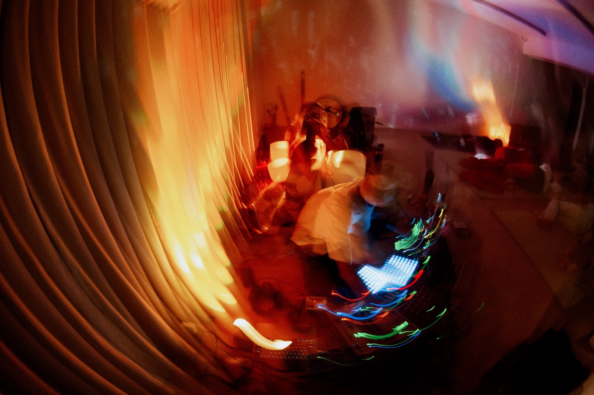 Felipe en escena con luces