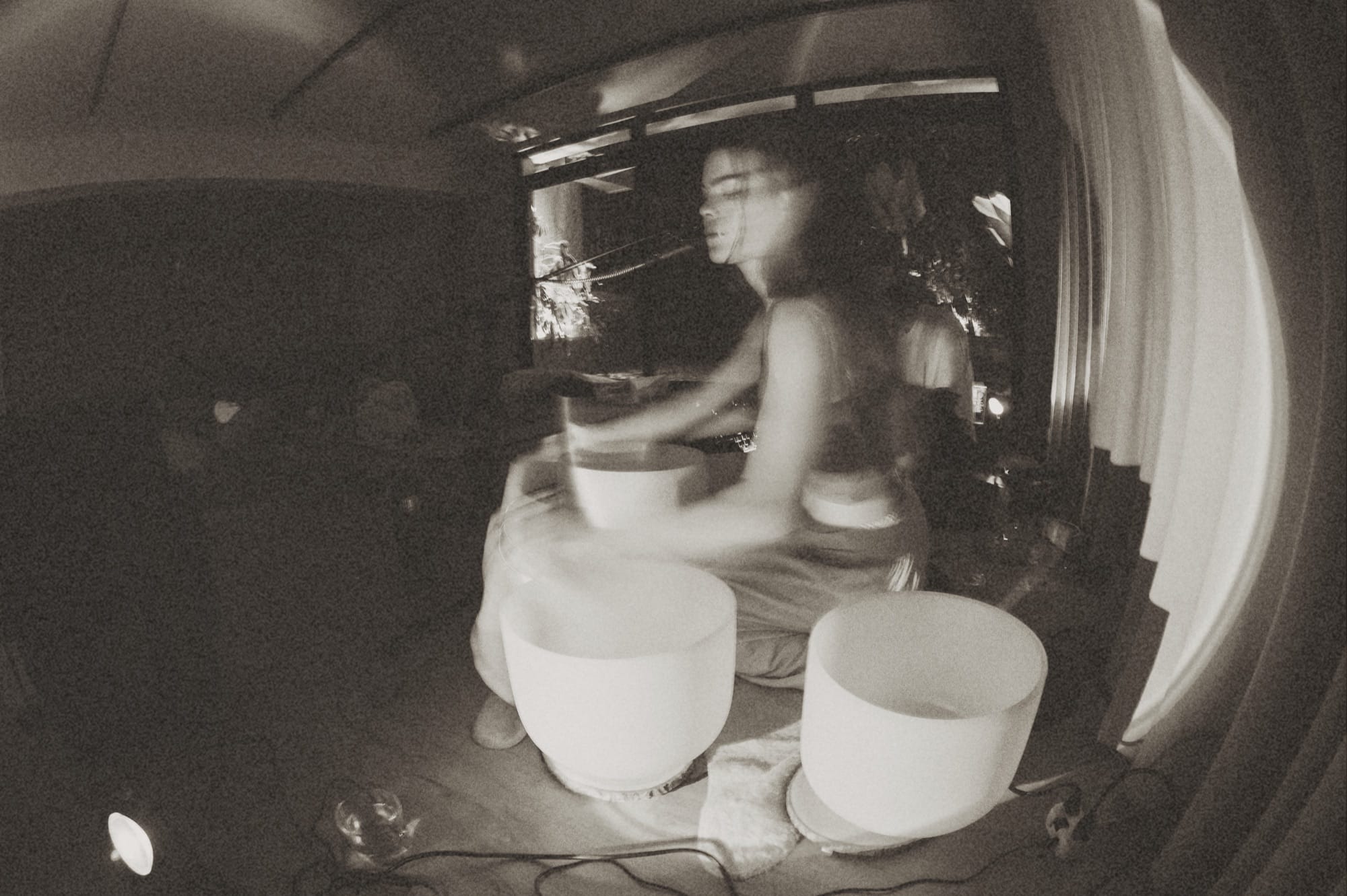 Persona tocando cuencos, atmósfera sepia