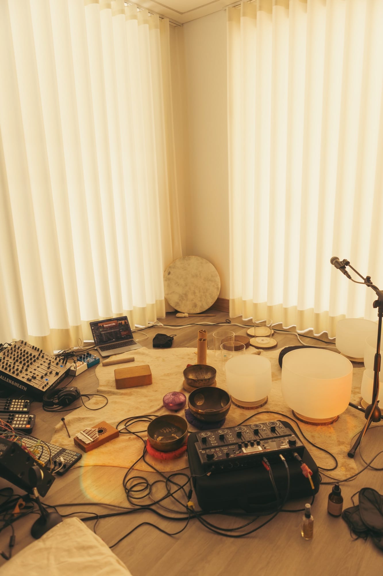 Setup completo de síntesis modular y cuencos del Jardín Sonoro